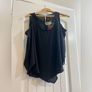 Bold Elements cut to curve Size small Cute little Top